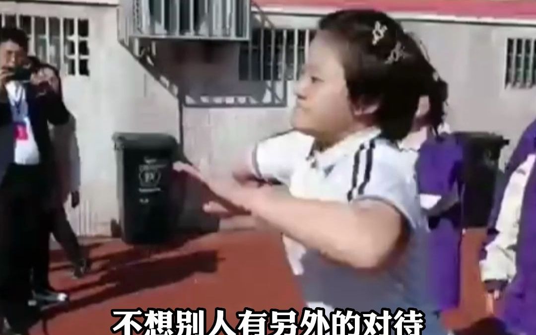 女孩未满月就意外失去右腿右臂，高二的她第一次参加“运动会”，母亲:感谢老师同学圆了她梦想!
