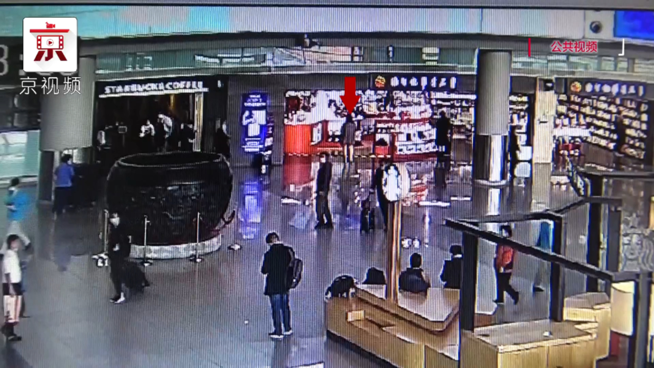 见无人看管，女子竟在机场商店里偷包！