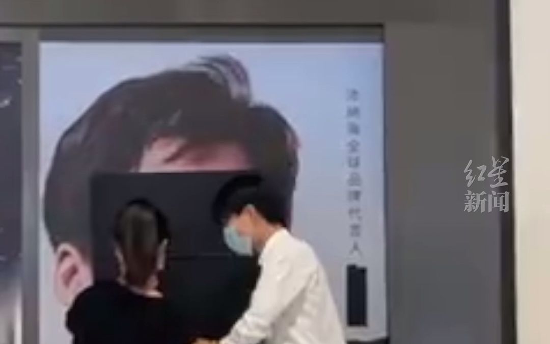 李易峰被通报因多次嫖娼被行拘 高铁紧急撤下李易峰广告头枕巾