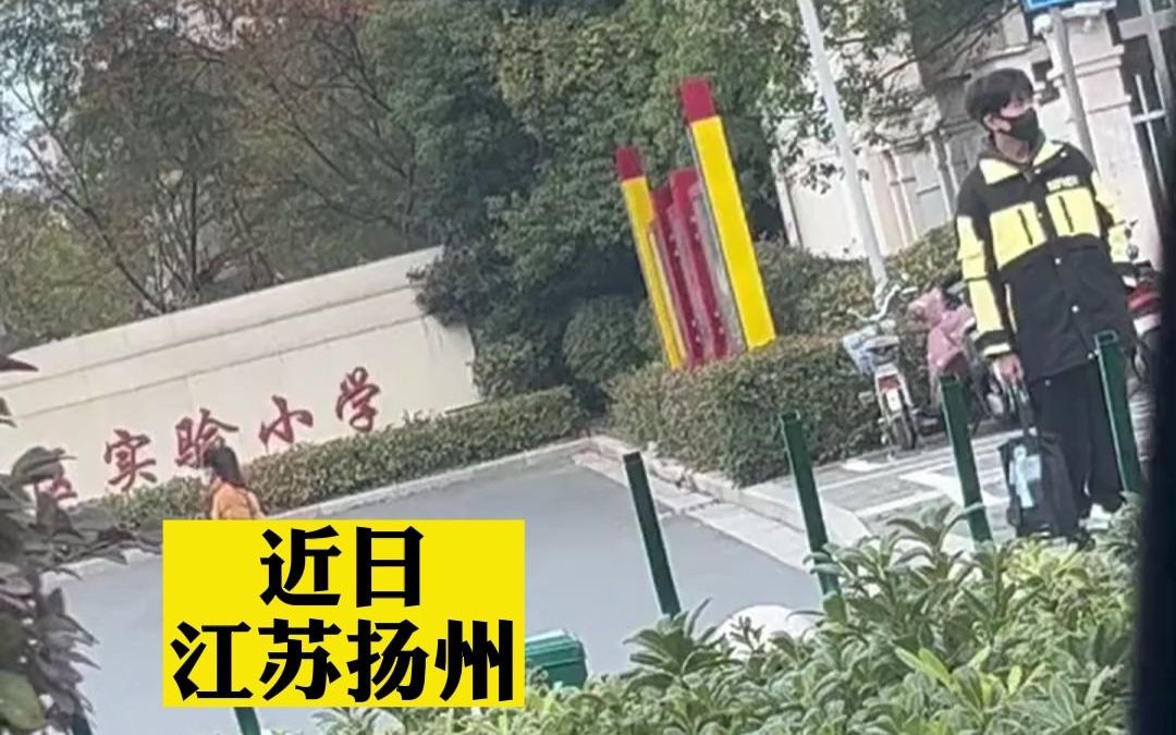 网友偶遇校园门口等待家长的男生，身高颜值让人不禁感慨:这就是现在的小学生吗?