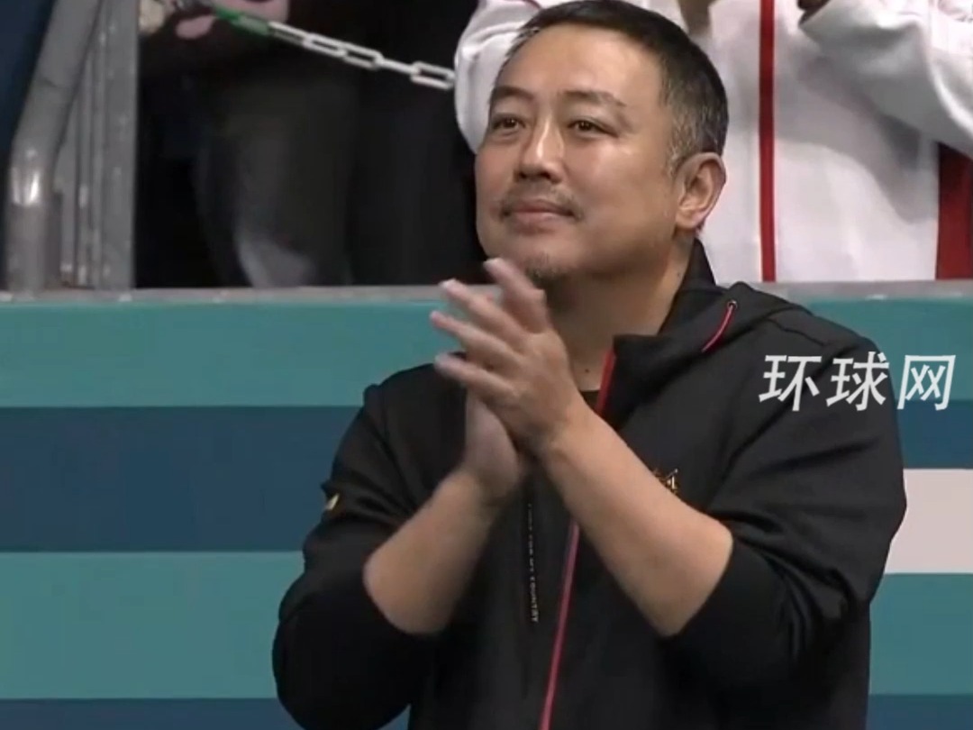 中国队夺得乒乓球男子团体金牌，刘国梁在男团决赛升旗仪式后眼含热泪