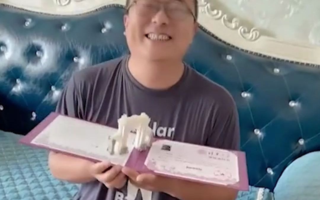 爸爸收到女儿清华录取书发出魔性笑声 对比女儿 网友：学霸的淡定