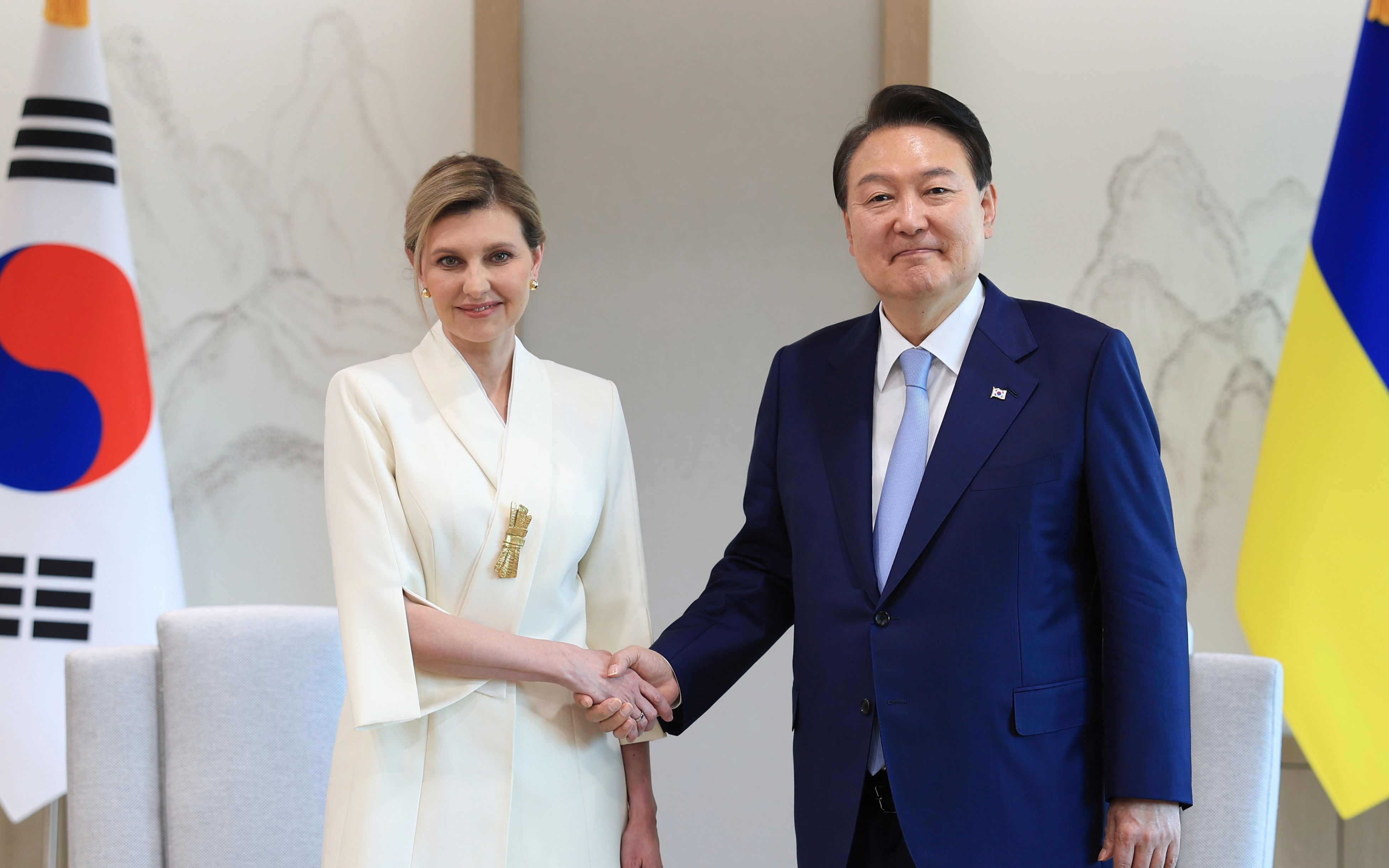 泽连斯基夫人出访韩国 声称乌克兰需“更激进援助”