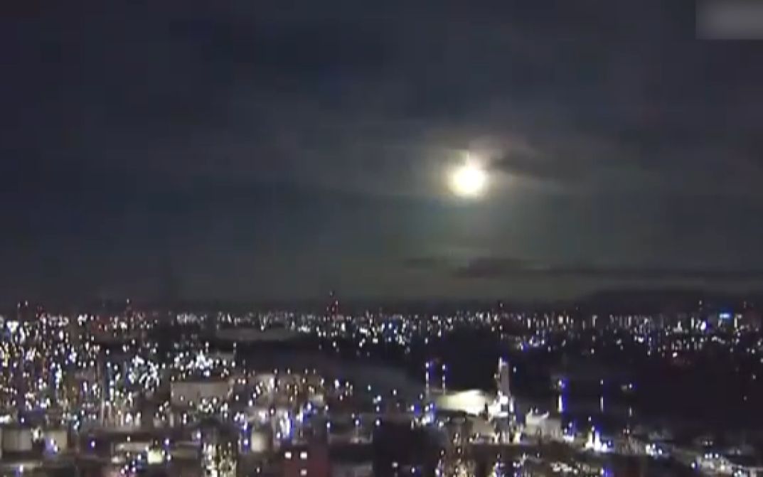 巨大流星深夜划过日本上空