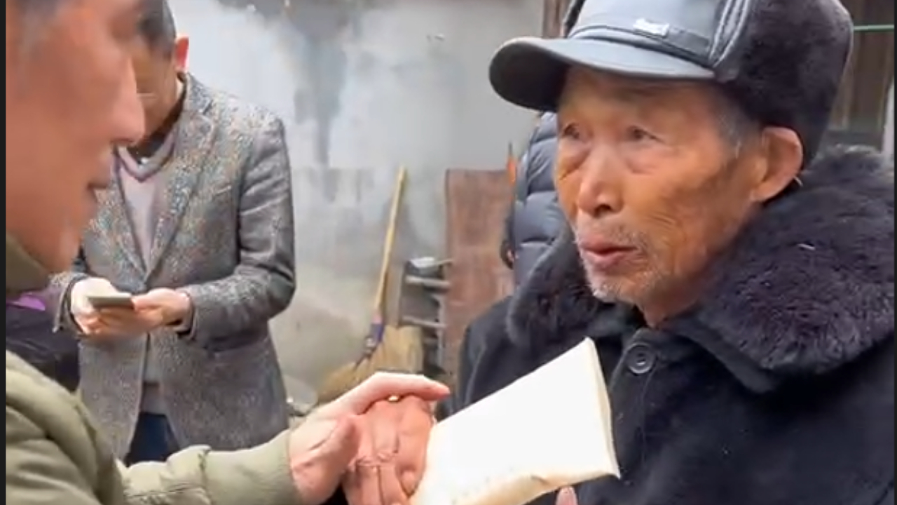 烈士牺牲40年，战友不间断代其看望父亲“我们都是您的儿子”