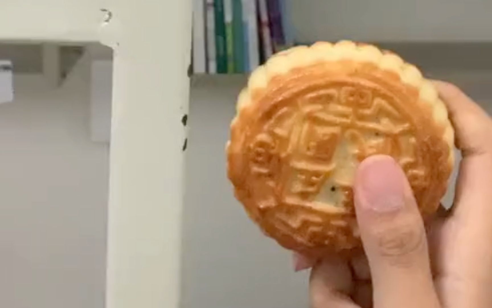 学校发的月饼有多硬？ 网友：水泥月饼，能防身