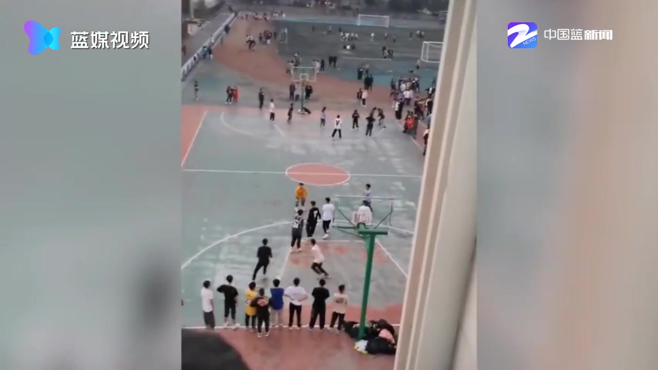 男老师扎堆趴窗台看男生打篮球 夕阳下的奔跑是他们回不去的青春