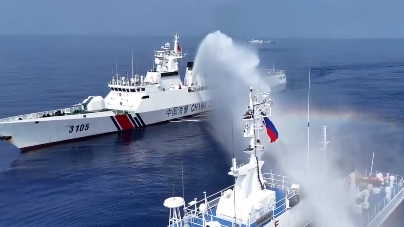 中国海警船黄岩岛海域 驱离菲海警船和公务船