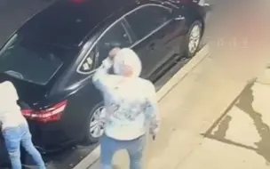 美国纽约两男子当街开枪 受害者中枪倒地 凶手连补数枪后逃离