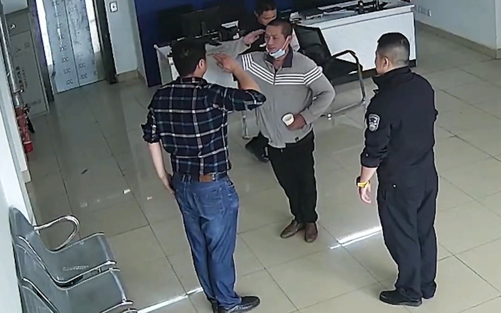 两个退伍兵发生矛盾怎么办？立正！受罚！