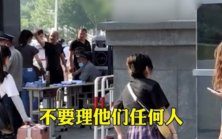 霸气！硬核保安在学校门口 当着黑车司机的面 用喇叭重复提醒学生：不要理会他们！