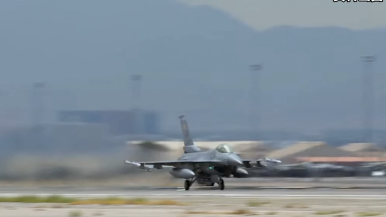 美国战机又又又出事故 一架F-16在军事基地附近坠